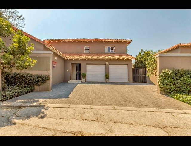 4 BEDROOM FREESTANDING FOR SALE IN FOURWAYS